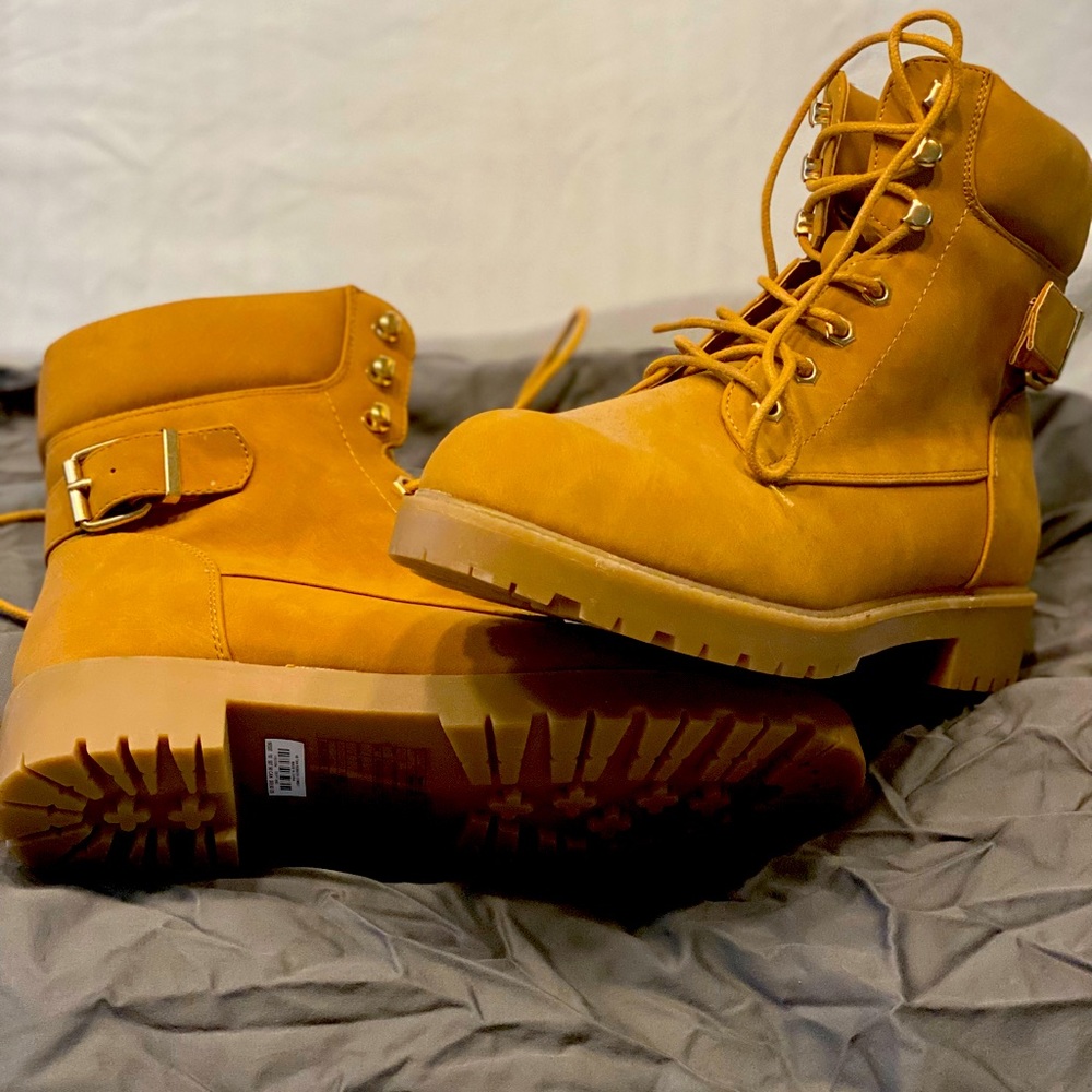 TORRID BOOTS NEVER WORN